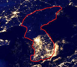 Фото ночной Кореи из космоса. Чёрная дыра сверху - это северная Корея. Светящаяся внизу - южная.