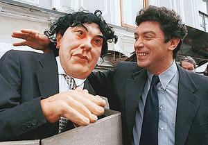 Борис Немцов со своей куклой из телепередачи «Куклы»
