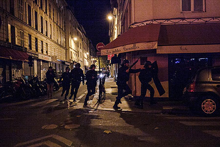 Французская полиция через несколько минут после террористических атак.