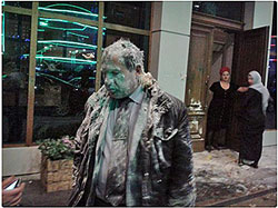 На этой фотографии вы видите члена Совета по правам человека при Президенте РФ. Он посетил город Грозный.