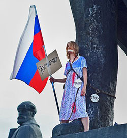 В Новосибирске задержали девушку с флагом России и плакатом «Я умираю»