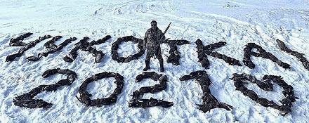 депутат от «Единой России» выкладывает из трупов десятков убитых гусей надпись на снегу