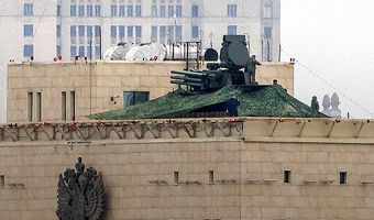 «Панцирь» на крыше здания Минобороны замаскировали зелёной сеткой...